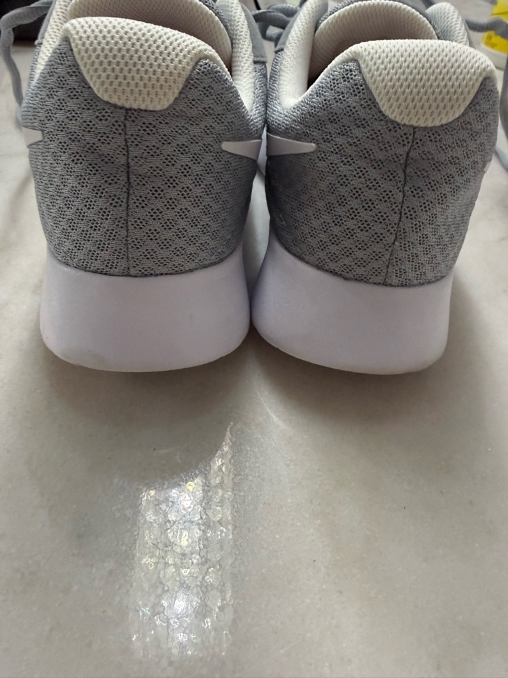 Nike Tanjun Women’s Athletic Shoes Gray and White 7.5 - Picture 2 of 6